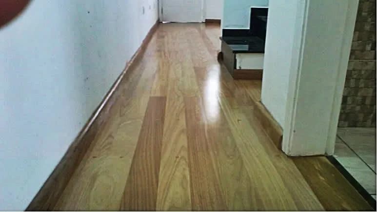 Assoalho de madeira em corredor residencial com acabamento brilhante