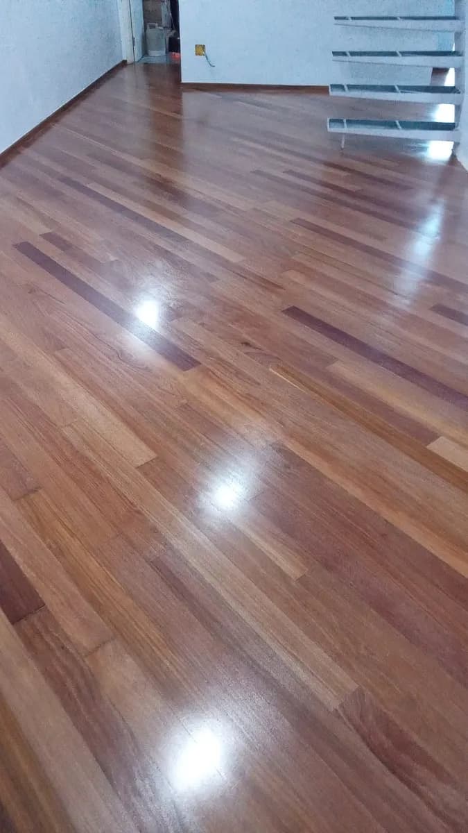 Instalação de piso de madeira em tábua corrida com acabamento brilhante